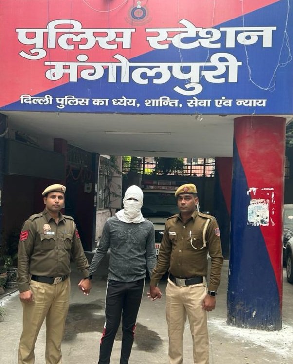 dcpouter's tweet photo. 01 desperate snatcher nabbed by the staff of PS Mangol Puri. Cash amount of Rs. 20,000/-, snatched from the victim &amp; 02 mobile phones recovered. Accused is previously involved in 08 other criminal cases.

#DPUpdates
@DelhiPolice https://t.co/UXccdoDokv