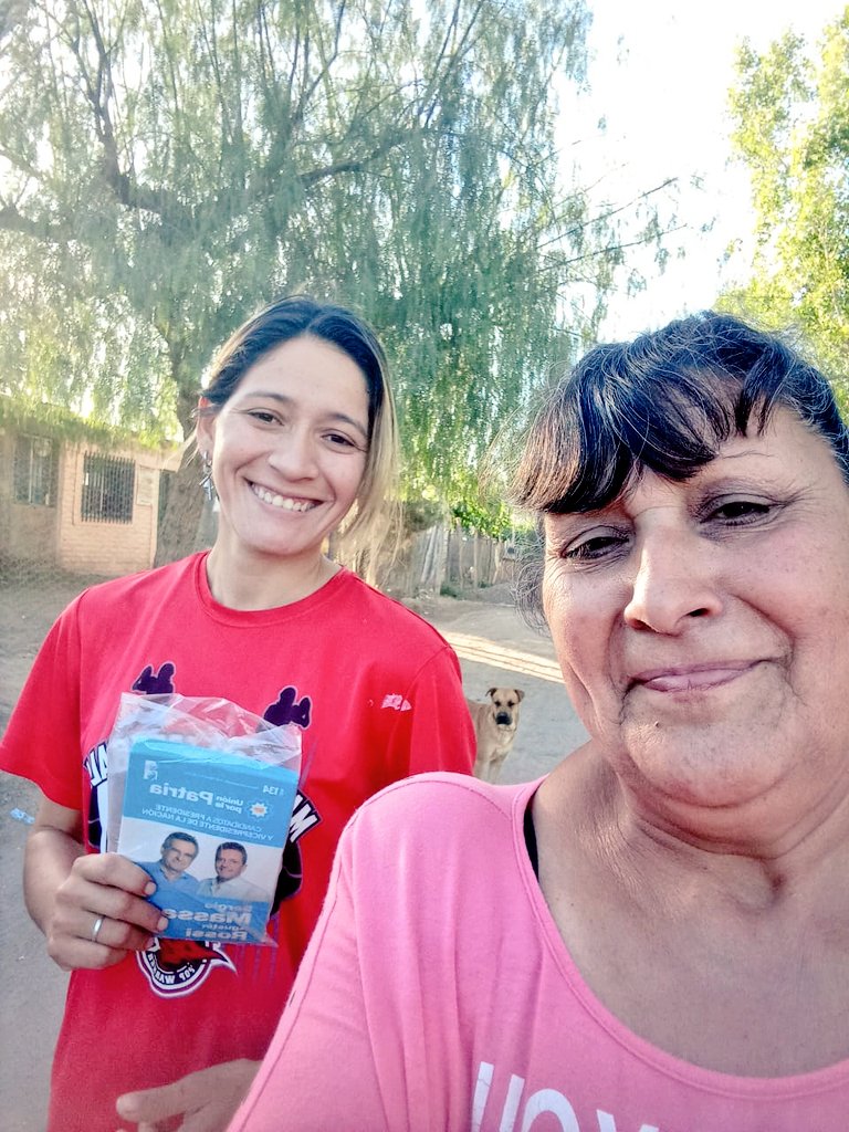 HRubenCuello's tweet photo. Hoy charlamos con vecin@s de #ElCentral
Estamos convencidos que  @SergioMassa será un Presidente con profundo compromiso por cada comunidad de nuestra Patria
El domingo elegimos entre dos modelos de país: el que nos abraza a tod@s o el del "sálvese quien pueda"
#MassaPresidente https://t.co/7wilG2wcba