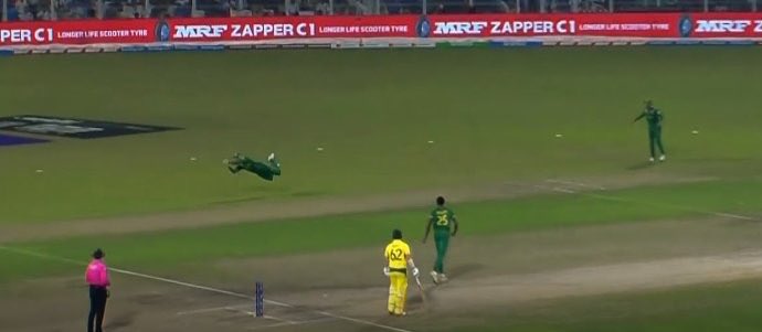 PayaL_kapooR_'s tweet photo. Flying Rassie van der Dussen
#PumaDive https://t.co/gUe6WbIFoe