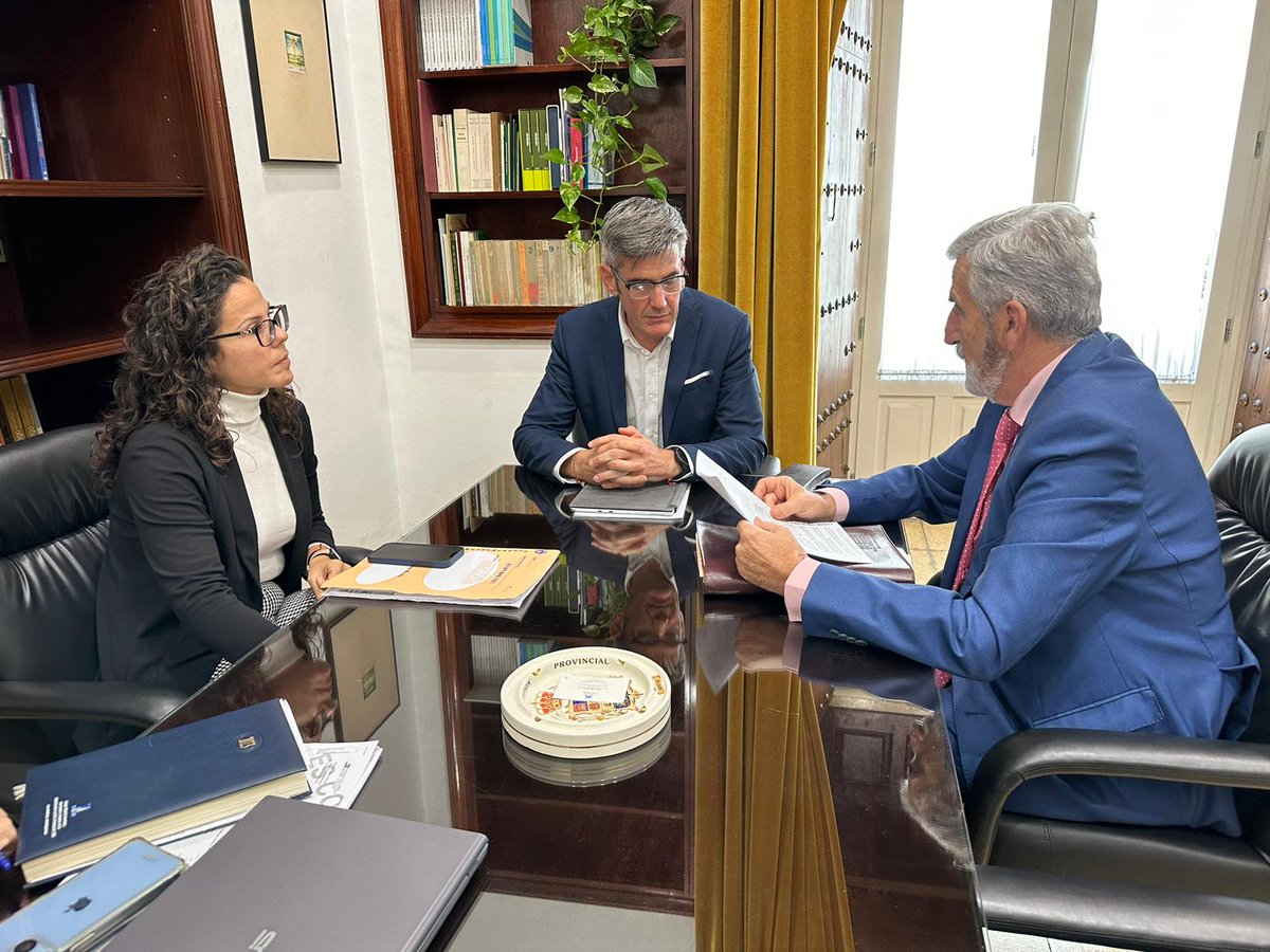 El diputado Sebastián Hidalgo mantiene una reunión con el alcalde de #Chipiona para ampliar vías de colaboración 🤝 con el municipio. 

🔗dipucadiz.es/prensa/actuali…