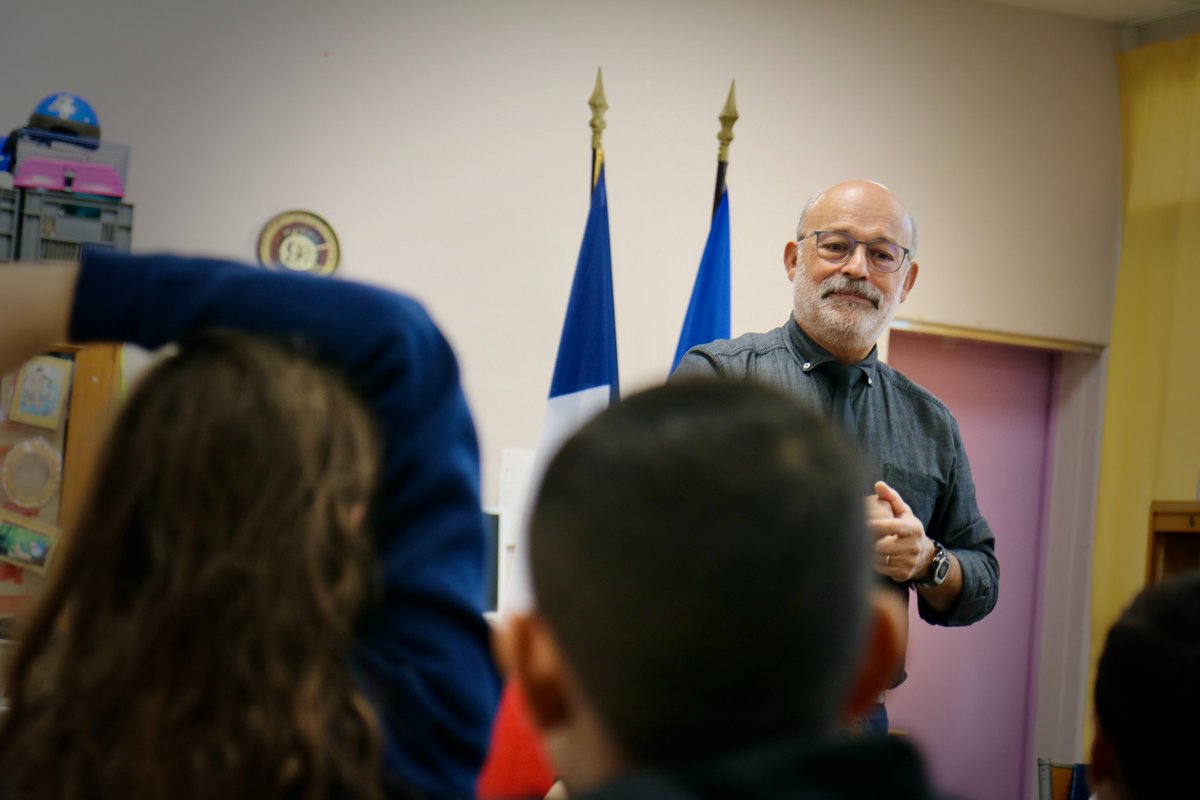 Un maire au tableau pour rappeler qu'attaquer des symboles de la République est une bêtise. 

Je ne lâcherai rien. Mon engagement est sans faille et se répètera dans chaque classe de CM2, au plus près de nos enfants. 

<a href="/GabrielAttal/">Gabriel Attal</a> <a href="/GDarmanin/">Gérald DARMANIN</a> je vous lance l'invitation.