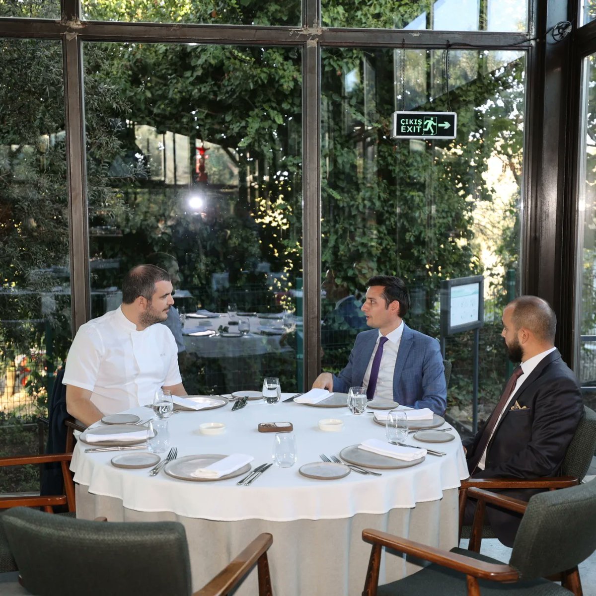 2) Farklı kategorilerde ödül alan değerli şeflerimizi tebrik eden Kaymakam Gözlet, Urlamıza kattıkları değer ve yaşattıkları gurur için teşekkür etti. 
Michelin ödüllü restoranlar:
- Od Urla (Yeşil Yıldız - 1 Yıldız)
- Vino Locale (Yeşil Yıldız - Sommelier Awards - 1 Yıldız)