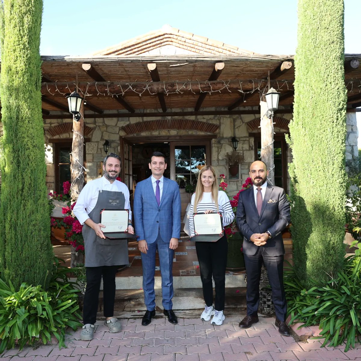 3) - Teruar Urla (1 Yıldız)
- Hiç Lokanta (Bib Gourmand kategori ödülü - Yeşil Yıldız)
- Beğendik Abi (Bib Gourmand kategori ödülü)
- Levan (2024 Michelin Tavsiyesi) #urla #urlabelediyesi #michelinguide #michelinyıldızı #gastronomi