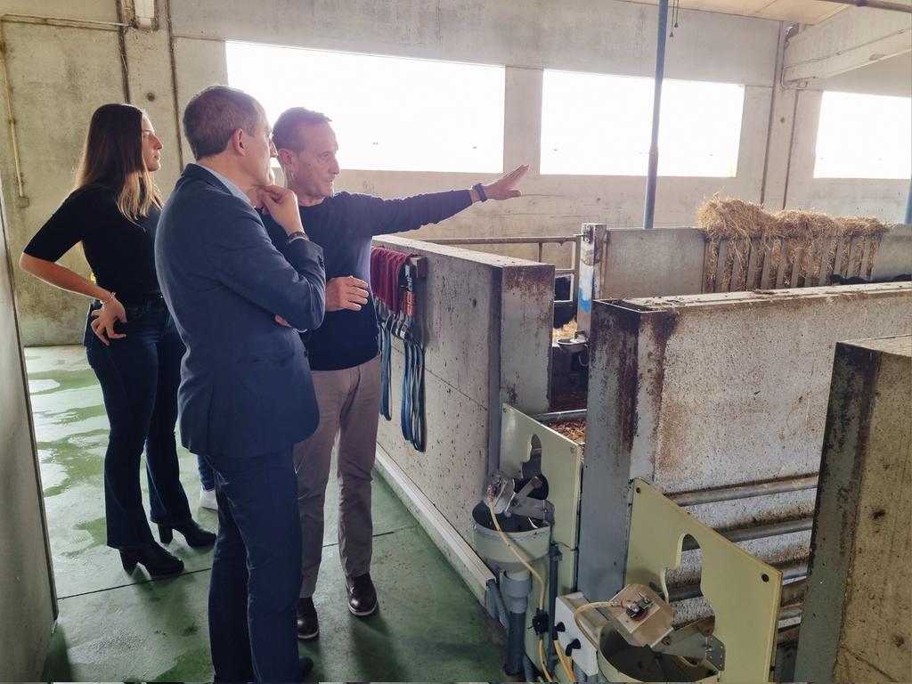 jose_crespin's tweet photo. Mariona i Ramon són tercera generació de l'empresa ramadera Grup Montalban d'Almacelles. Al llarg de 70 anys han completat el cicle de producció: de la cria i engreix de vedells que feien els avis a fabricar pinsos, la transformació i una nova botiga on-line amb la seva carn https://t.co/I3l8cNXZXP