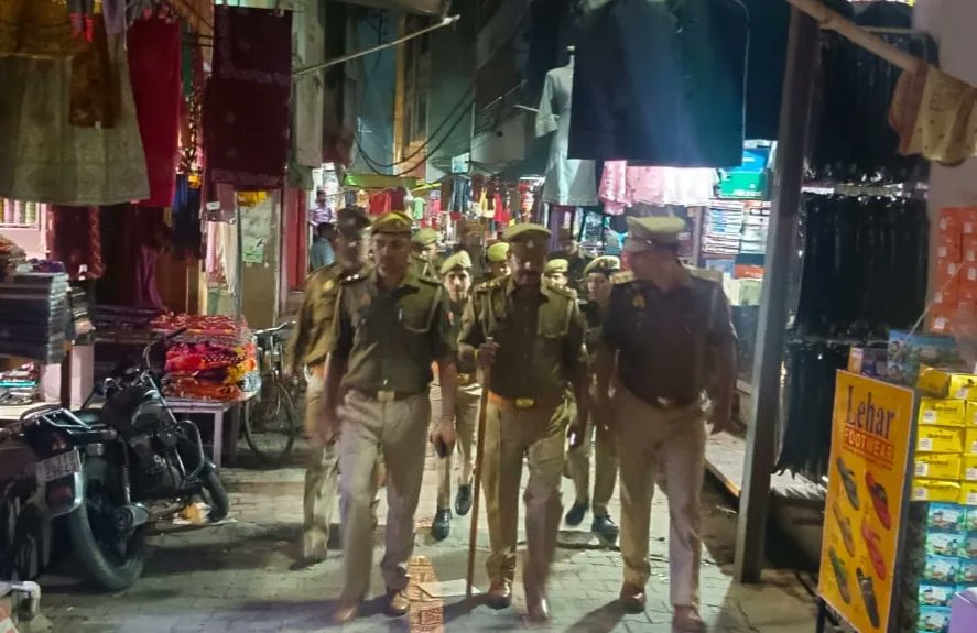 #SP_KSJ के निर्देशन में थाना सहावर पुलिस द्वारा शांति एवं कानून व्यवस्था बनाये रखने हेतु थाना क्षेत्रांतर्गत पैदल गश्त कर आमजन को सुरक्षित वातावरण का एहसास कराया । इस दौरान संदिग्ध व्यक्ति/वाहन पर सतर्क दृष्टि रखी गई। #Footpatrolling