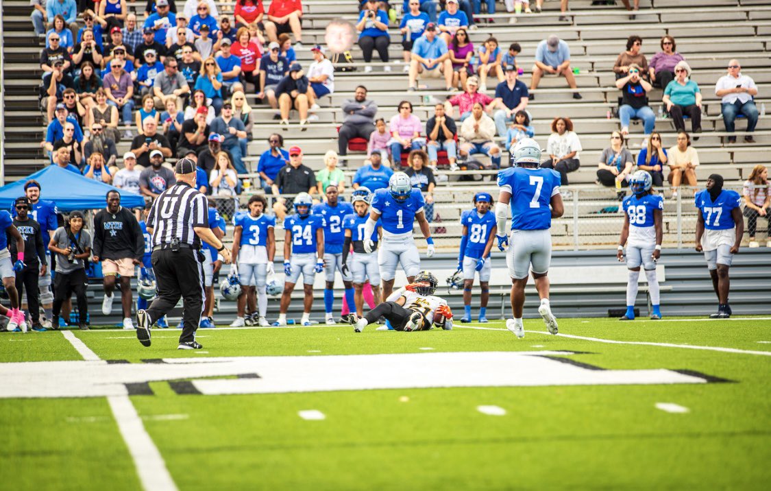 6’2 225 LB 
Juco All American 
3.3 GPA Full Qualifier 
Season Tape 
hudl.com/v/2LyuYE