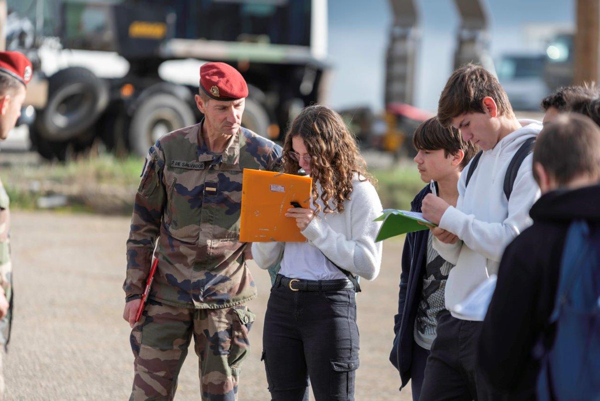 CFIM11BP_6RPIMa's tweet photo. Visite de la classe de défense du collège Saint-Antonin au CFIM- 6e RPIMa ce mercredi 15 Novembre.
A cette occasion, les élèves ont pu découvrir les différents corps de métiers, encadrés par l’adjudant-chef Pascal.
#classededefense #armeejeunesse #croireetoser #CFIM6RPIMa https://t.co/F3G79IQ6uu