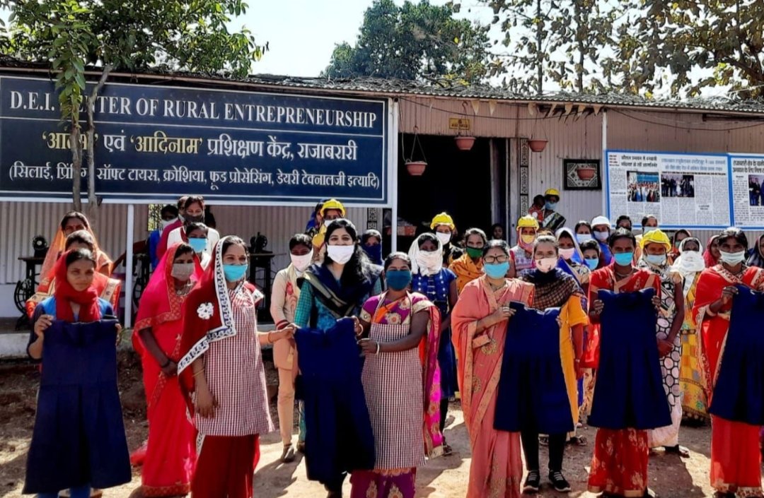 Poonam_Chum's tweet photo. #Dayalbagh promotes enterpreneurship&amp; women empowerment through courses on cutting,sewing,dress designing to self help groups in remote villages of Rajaborari,Distt Harda,MP. Recently they bags orders worth 28lakhs for stitching school uniforms.
#Atmanirbhar
#DayalbaghWayofLife https://t.co/lUnOmCbb6i