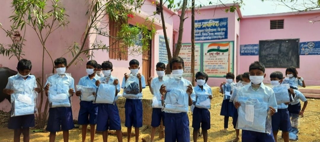 Poonam_Chum's tweet photo. #Dayalbagh promotes enterpreneurship&amp; women empowerment through courses on cutting,sewing,dress designing to self help groups in remote villages of Rajaborari,Distt Harda,MP. Recently they bags orders worth 28lakhs for stitching school uniforms.
#Atmanirbhar
#DayalbaghWayofLife https://t.co/lUnOmCbb6i