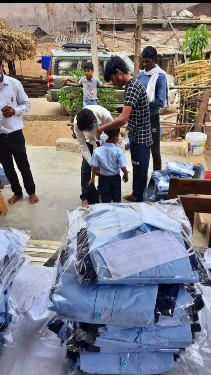 Poonam_Chum's tweet photo. #Dayalbagh promotes enterpreneurship&amp; women empowerment through courses on cutting,sewing,dress designing to self help groups in remote villages of Rajaborari,Distt Harda,MP. Recently they bags orders worth 28lakhs for stitching school uniforms.
#Atmanirbhar
#DayalbaghWayofLife https://t.co/lUnOmCbb6i