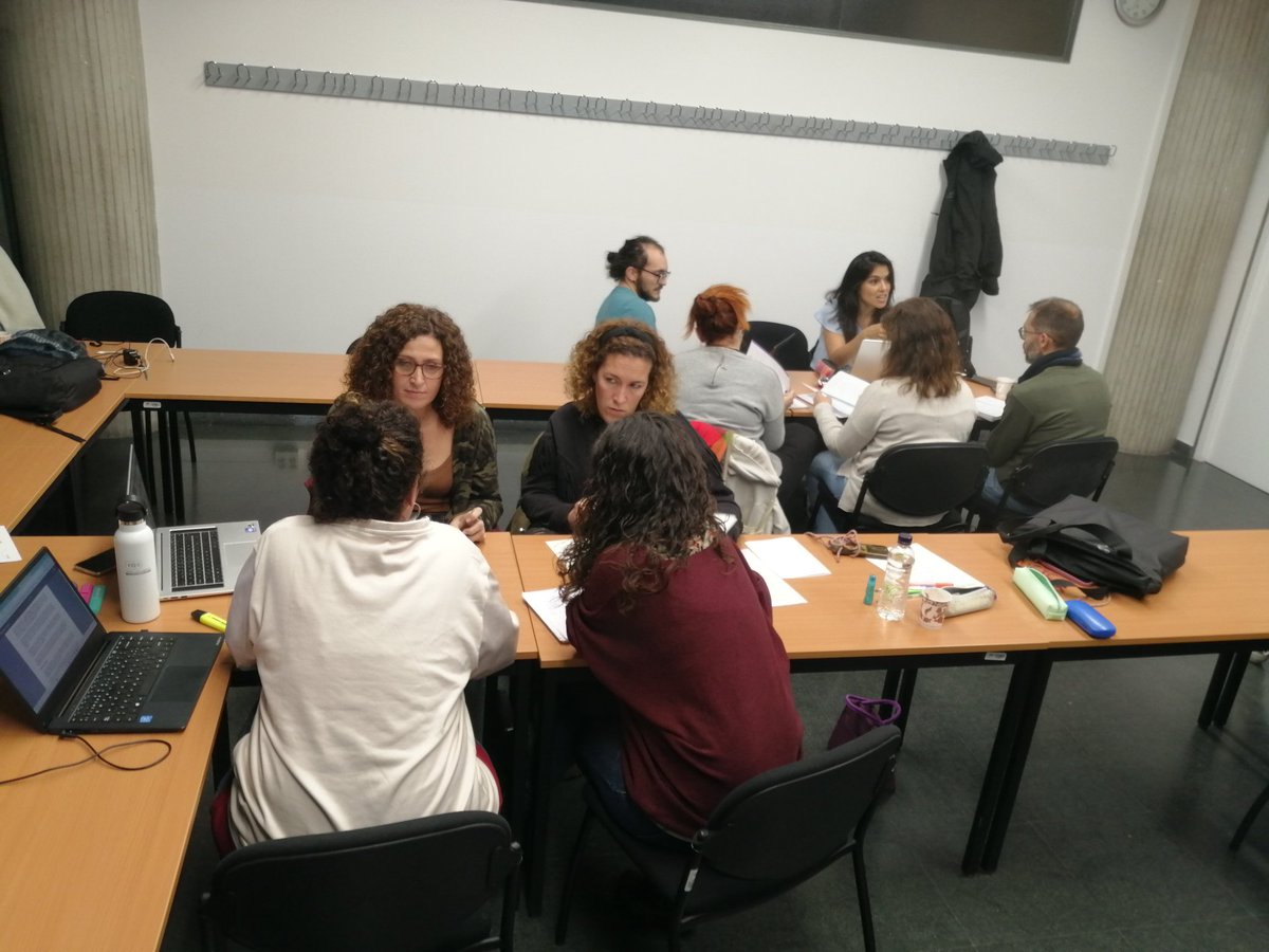 rosapinkable's tweet photo. Fantàstica sessió del @postgrauess analitzant les diferents escoles de pensament econòmic i la seva vinculació amb l'#ESS
Enhorabona a tothom👋👋 https://t.co/yOeFyeAfUy