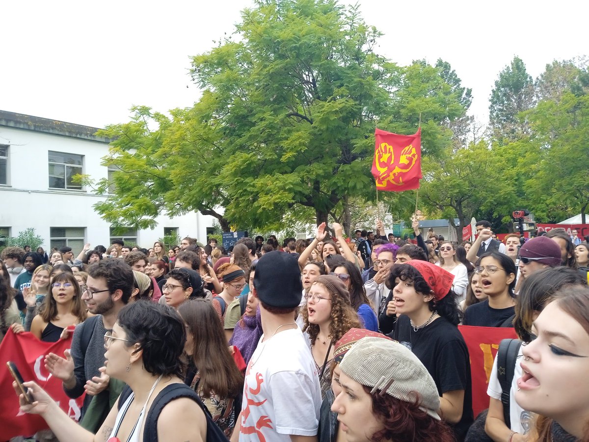 bfacada's tweet photo. alunas e alunos da fcsh a mostrarem que a extrema direita não tem lugar nas ruas. https://t.co/6hBF6cB5XJ