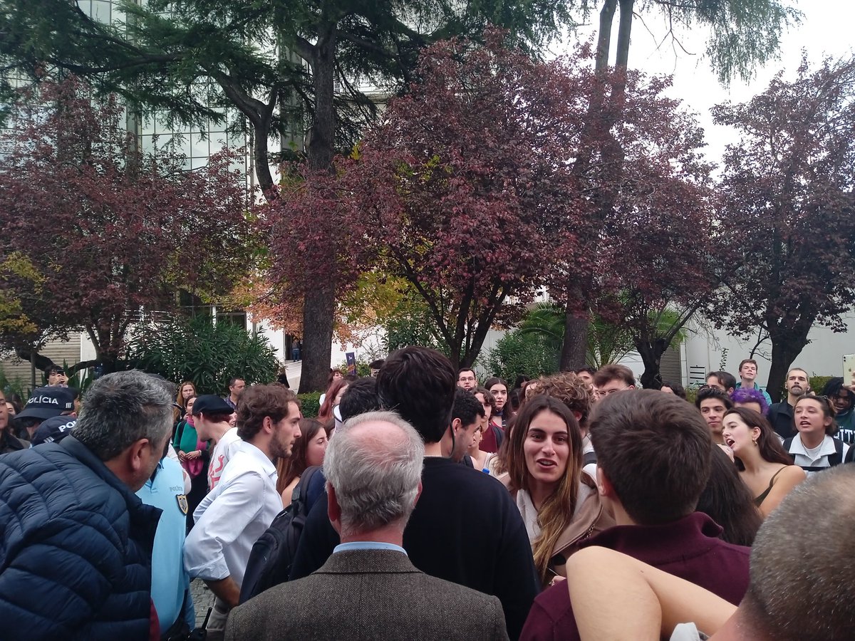 bfacada's tweet photo. alunas e alunos da fcsh a mostrarem que a extrema direita não tem lugar nas ruas. https://t.co/6hBF6cB5XJ