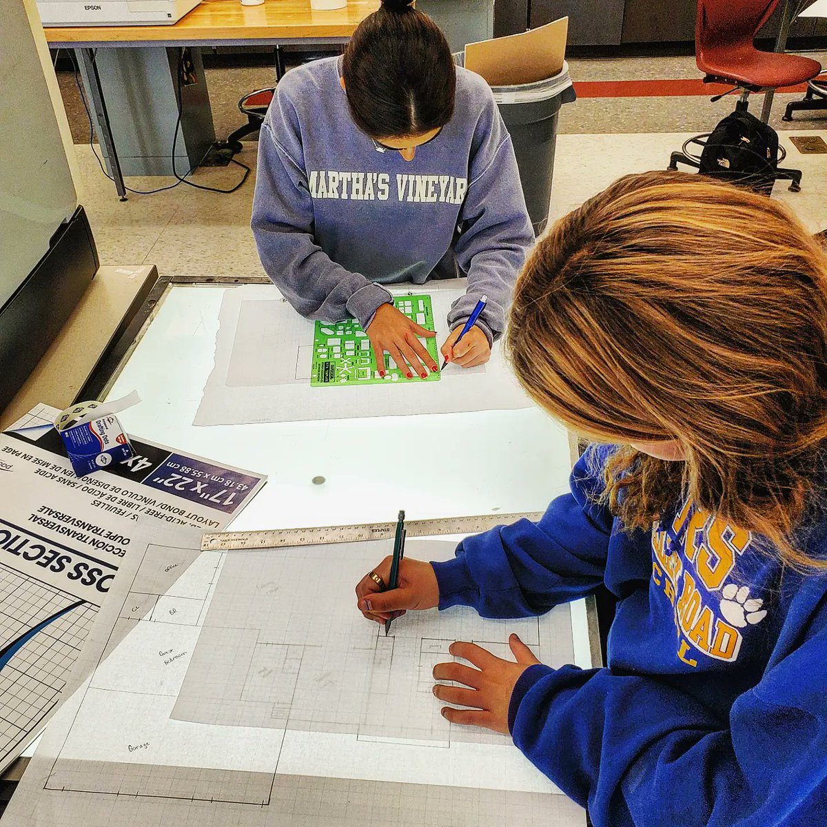 MSD_iSTEM's tweet photo. @MSD_iSTEM #architecture students work on model kitchen designs. Working with @acementor professionals and faculty experts allow students the opportunity to immerse themselves in authentic learning experiences.
#architecture #architecturaldesign #ACEmentors #engineeringdesign https://t.co/xBRktJtgmo