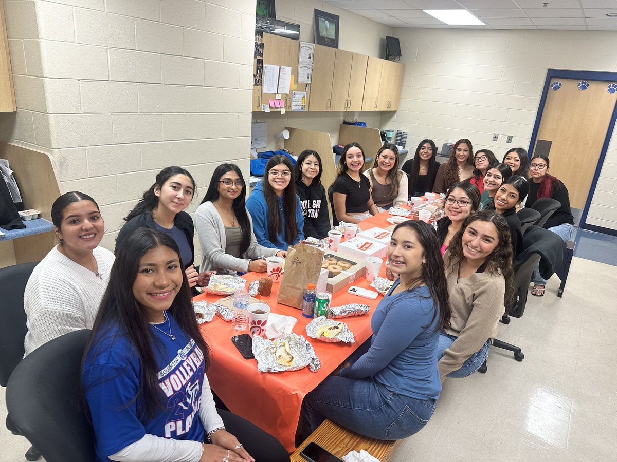 SanBobcat's tweet photo. Thanksgiving Breakfast— Blessed with the best! #SSVB🏐 https://t.co/vEBmAt5PXu