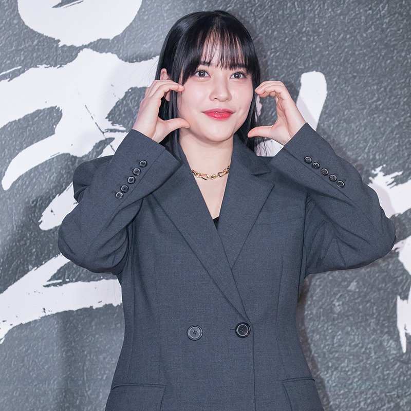 KDramaHandle's tweet photo. #GirlsAlert's #Seulbi at VIP preview for #SpringInSeoul movie at Megabox COEX, Seoul.

The movie releases on the Nov 22. #1212TheDay #HwangJungMin #JungWooSung https://t.co/JreB7bY35b