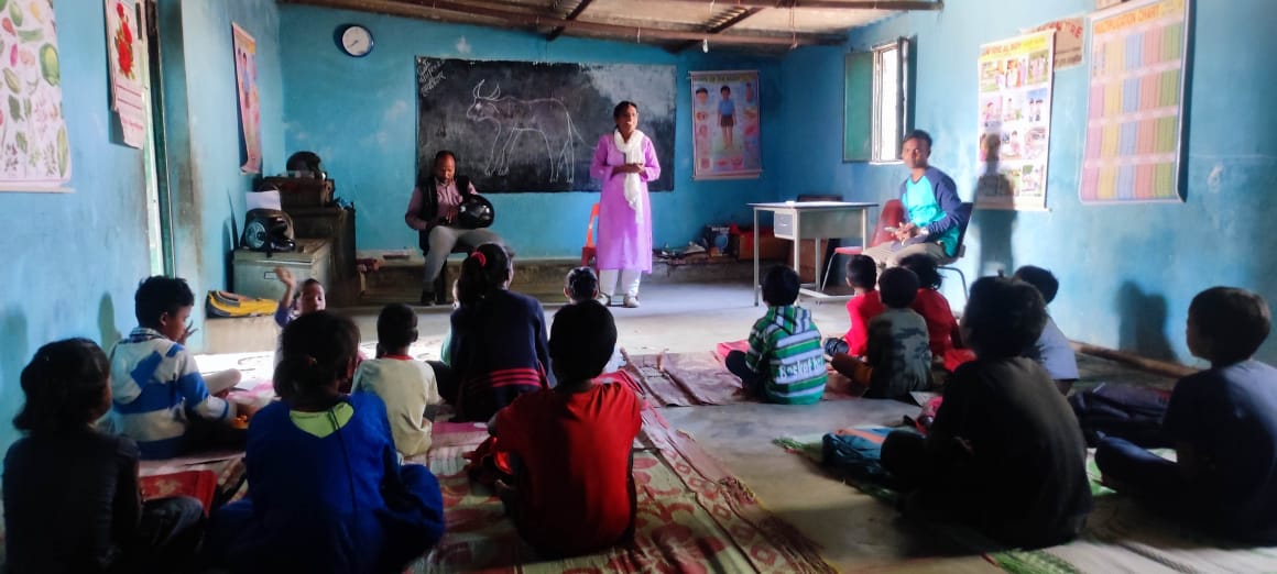 tb_tej's tweet photo. No child left behind! 💫TB Champion Anjana goes above and beyond, meeting and educating ragpicker kids about TB. The young learners, eager and patient, absorb insights on prevention and cure. Thanks Anjana for your innovative approach! 🌟 #JanAndolan #CommunityHealth https://t.co/fMhQEh7nem