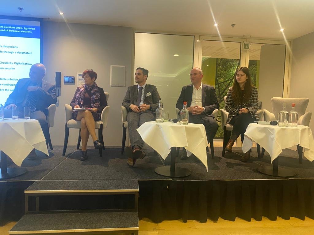 Yesterday's @celcaa event was a big success! Michael Häger (Head of Cabinet for @VDombrovskis) made a strong contribution. Thank you all, particularly Nelli for organising! COCERAL's Ted Swinkels, @ilianaaxio, Celcaa's Nelli Hajdu, Luis Carazo (@EUAgri) and speakers discuss 🔽