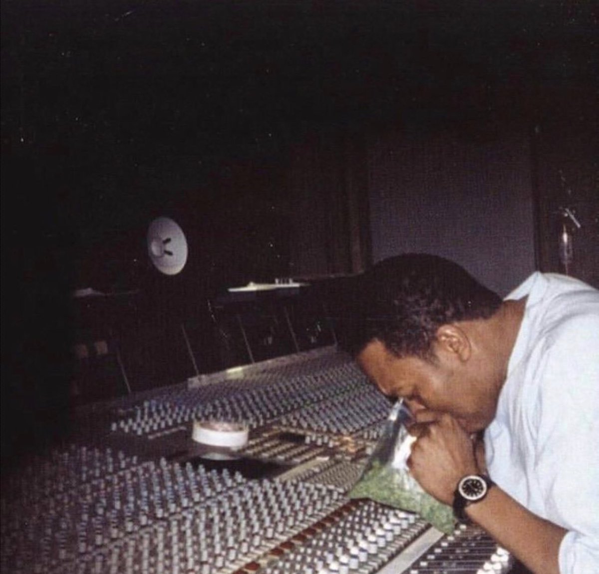 alaunchmag's tweet photo. Today in 1999 Dr. Dre drops Chronic 2001 https://t.co/3ev0PFq7Vx