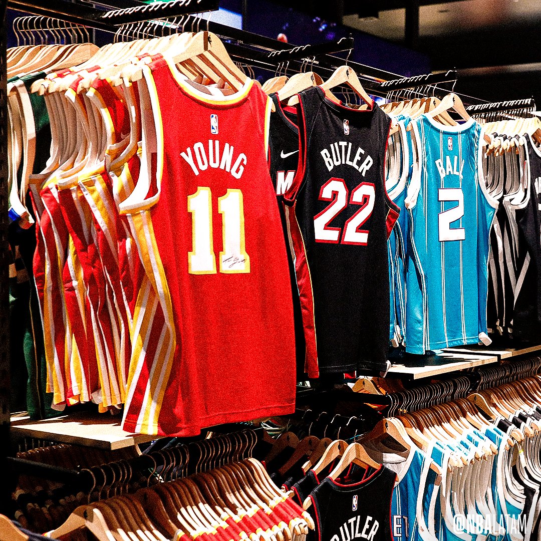 NBALatam's tweet photo. 🇨🇱  ¡FANS DE CHILE! 🇨🇱

¡Llega la primera NBA Store a Santiago! 😍

Ofrecerá la más amplia variedad de productos oficiales de la NBA, como jerseys de jugadores, balones, calzados y mucho más 👟

Además, habrá elementos interactivos como medidas de altura y huellas de jugadores 🏀 https://t.co/v2y8fNqH5K