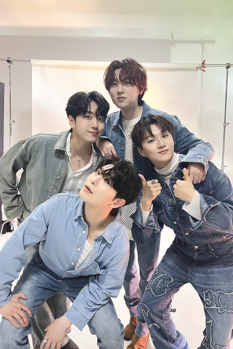 official_fore's tweet image. [#포레스텔라_두훈]

숲별님들, 꿀잠 주무실 준비 잘 하셨을까요😌
드디어 오늘! 앨범 발매 기념 팬사인회 날이네요🎶 (이번 앨범도 많이 사랑해주셔서 감사합니다💜)
무척이나 오랜만에 만나는 느낌이라 두근거리고 설레는 밤입니다🌙
예쁜 꿈 꾸시고 곧 행복한 모습으로 만나요!!