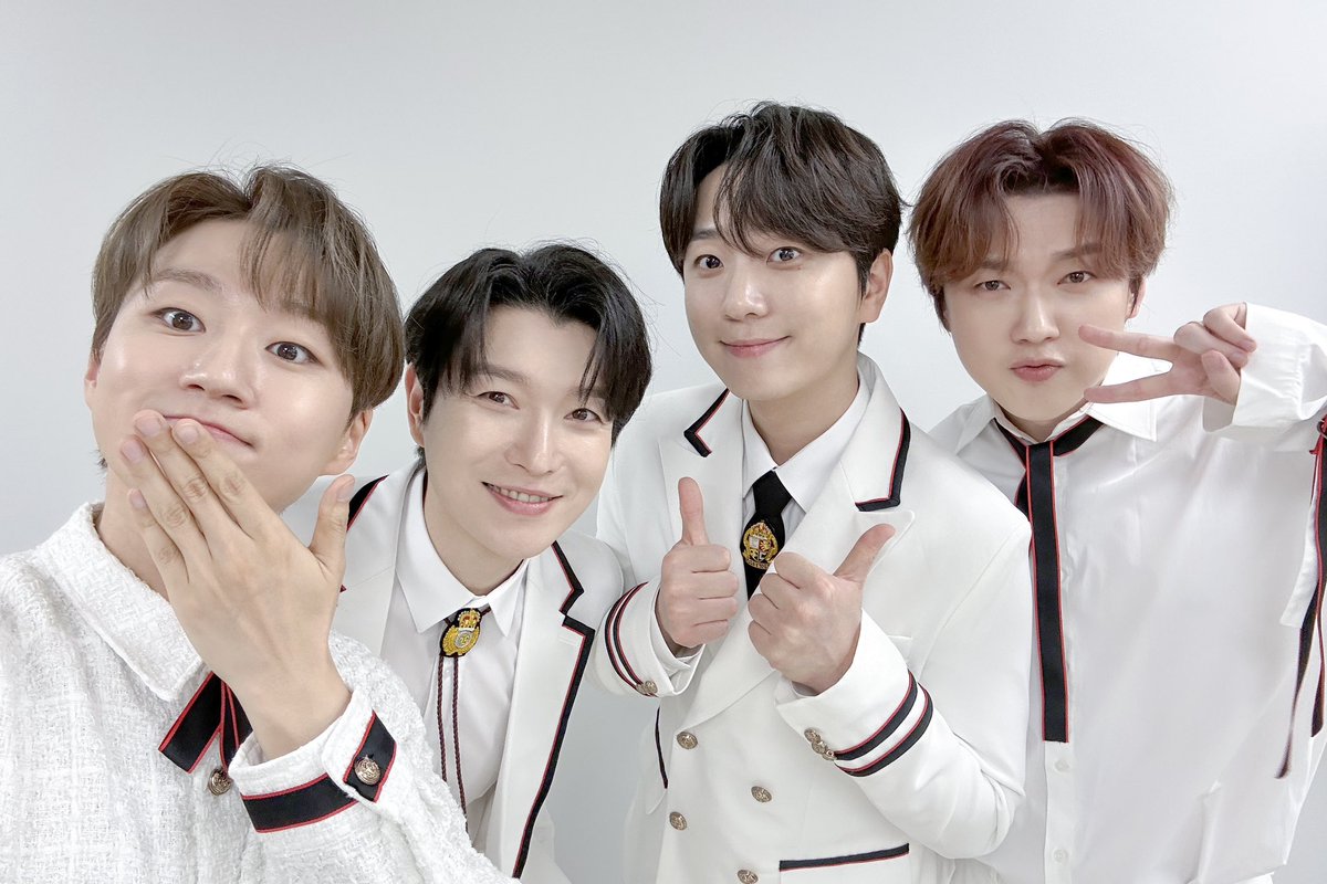 official_fore's tweet image. [#포레스텔라_두훈]

숲별님들, 꿀잠 주무실 준비 잘 하셨을까요😌
드디어 오늘! 앨범 발매 기념 팬사인회 날이네요🎶 (이번 앨범도 많이 사랑해주셔서 감사합니다💜)
무척이나 오랜만에 만나는 느낌이라 두근거리고 설레는 밤입니다🌙
예쁜 꿈 꾸시고 곧 행복한 모습으로 만나요!!