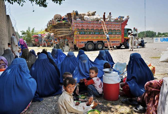 MORRISLAMABAD's tweet photo. Nov 16, 2023 
The Refugees Attaché- @AfghanembassyI1
ISB issued 15 Afghan families of 76 individuals the repatriation document to voluntary repatriate to Af. 
 اسلام آباد کې د افغانستان سفارت مهاجرینو آتشې (15) کورنیو (76) کسانو ته هیواد ته د بیرته ستنیدنې سند ورکړ
@MoRRAfg https://t.co/Fi0mxFPnSc