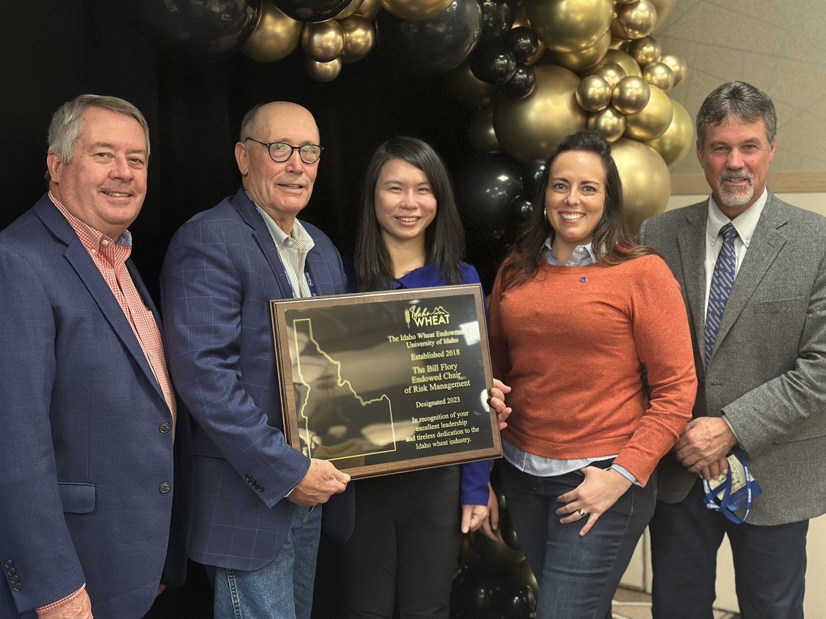 IWC commissioners and staff are attending the Tri State Grain Growers convention this week in Couer d’Alene. We were privileged to honor past commissioner Bill Flory for his service to the Idaho wheat industry. 
#idahowheat #tristategraingrowers #idahofarmers #wheat
