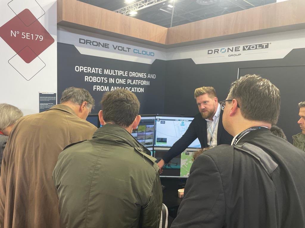 drone_volt's tweet image. Découvrez sur notre stand 5E179 sur @Milipol_Paris, notre solution Drone Volt Cloud qui permet de contrôler simultanément votre flotte de drones et robots terrestres.

📅 Plusieurs démonstrations sont organisées chaque jour à 10h00, 11h30, 14h30et 16h00)

#milipol #dronefleet