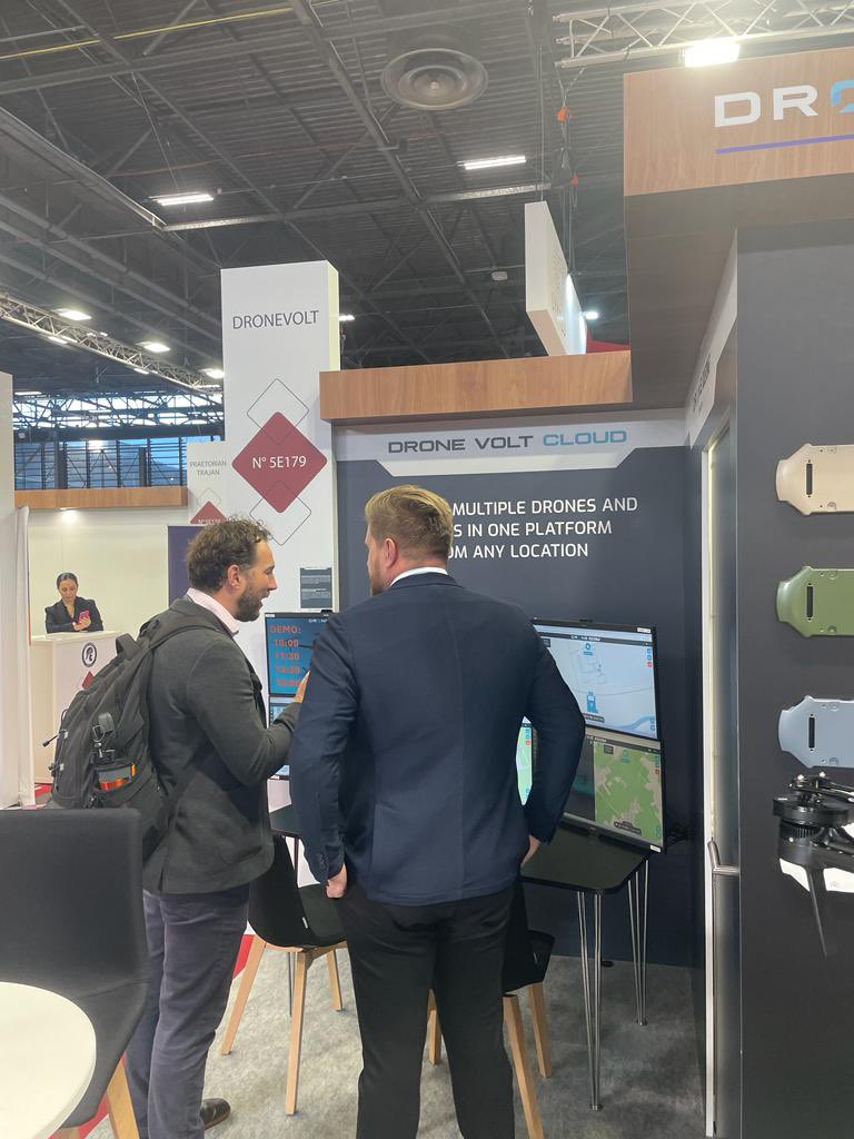 drone_volt's tweet image. Découvrez sur notre stand 5E179 sur @Milipol_Paris, notre solution Drone Volt Cloud qui permet de contrôler simultanément votre flotte de drones et robots terrestres.

📅 Plusieurs démonstrations sont organisées chaque jour à 10h00, 11h30, 14h30et 16h00)

#milipol #dronefleet