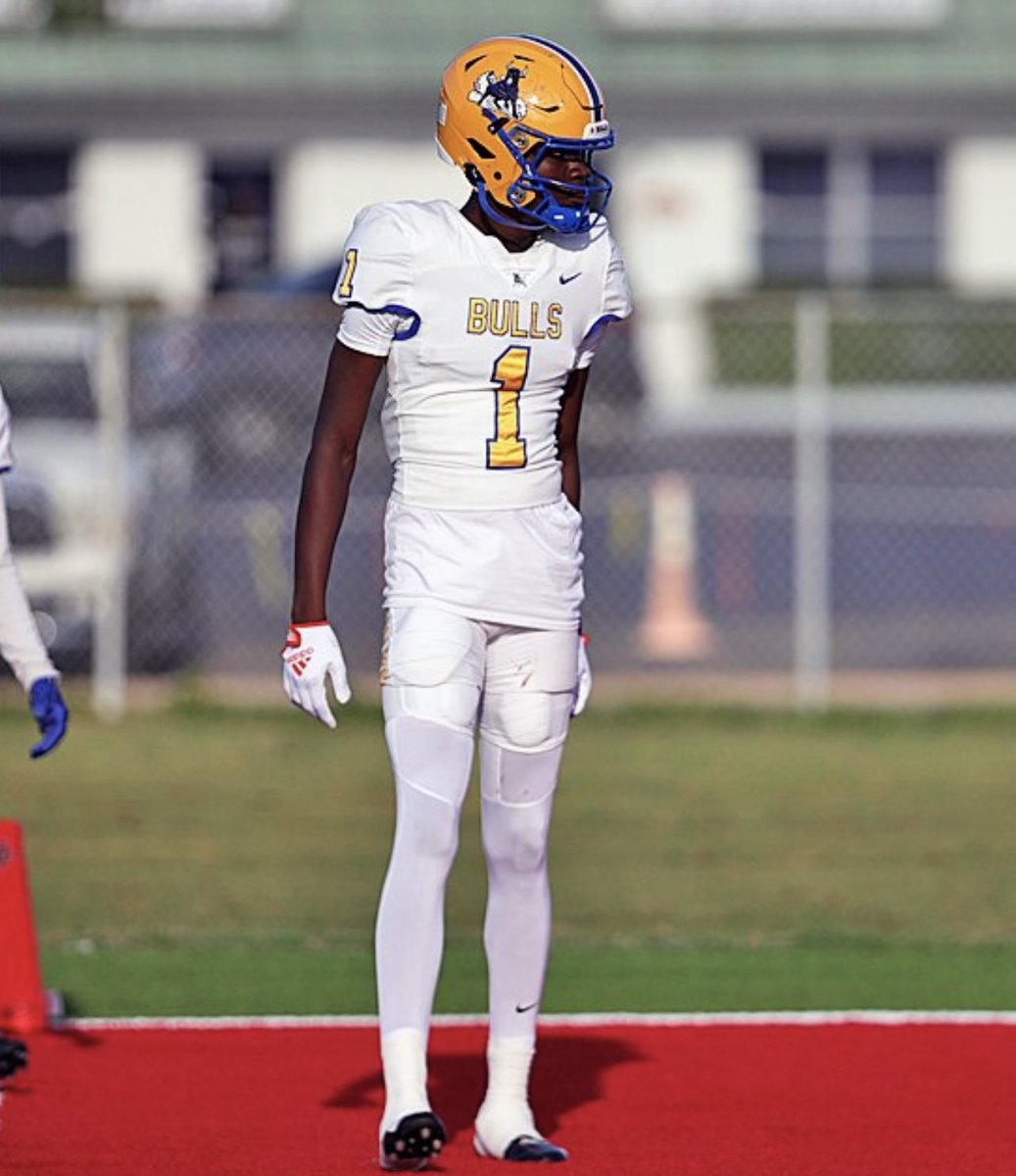 Calvin Russell | 4⭐️ATH | C/O 2026 Offensive weapon Elite hands Dominates jump balls Good route runner Great catch radius Good body control Weapon in the redzone Makes contested catches Playmaker at QB Strong arm Dynamite on the ground Good vision Elusive & shifty Ankle breaker…