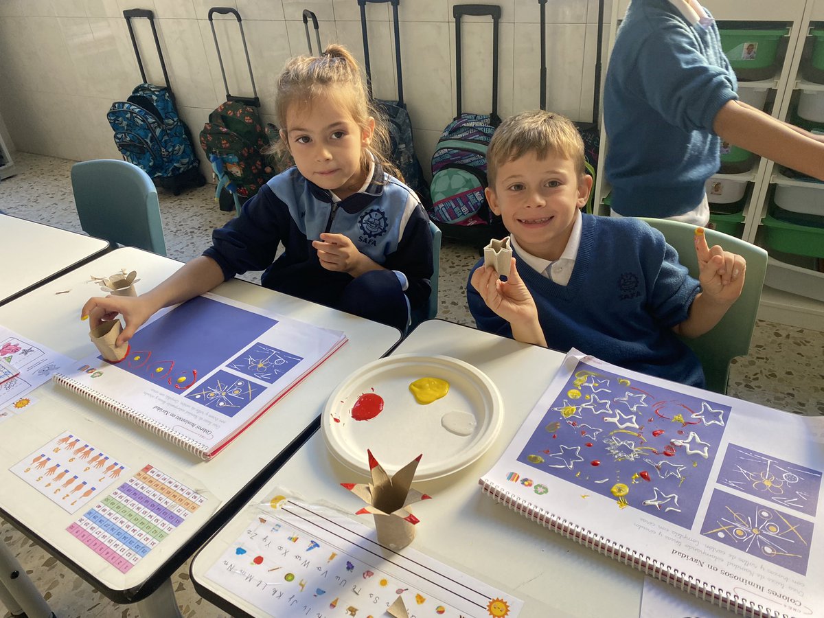 Nuestros pequeños artistas del primer ciclo de primaria han dado rienda suelta a su creatividad en una actividad plástica usando pintura y cartones de papel higiénico reciclados.
¡Qué orgullo ver su creatividad en acción!
#YoconSAFA #SAFACádiz #vivirporamor #creative #reciclaje