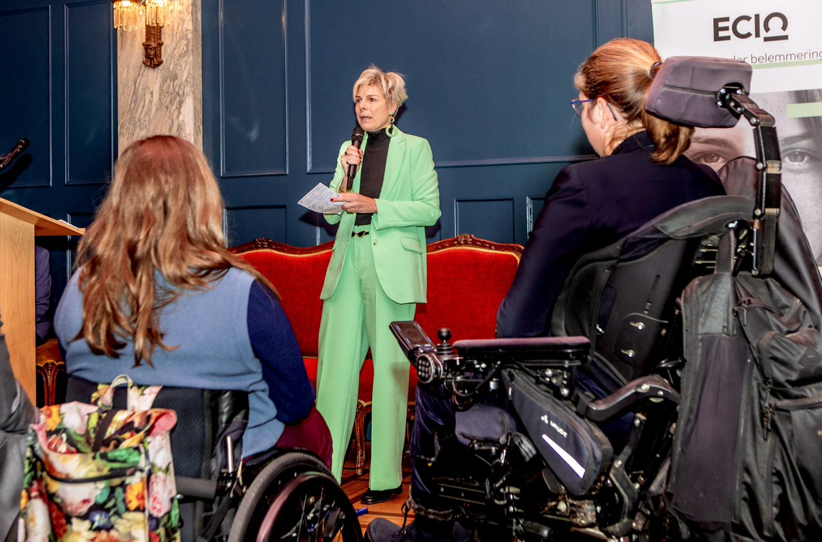 Op het congres De Staat van Inclusief Onderwijs neemt Prinses Laurentien het eerste exemplaar in ontvangst van een onderzoeksrapport over de huidige stand van zaken rondom inclusief onderwijs. Het congres en rapport zijn een initiatief van @ecio_nl. koninklijkhuis.nl/actueel/nieuws…