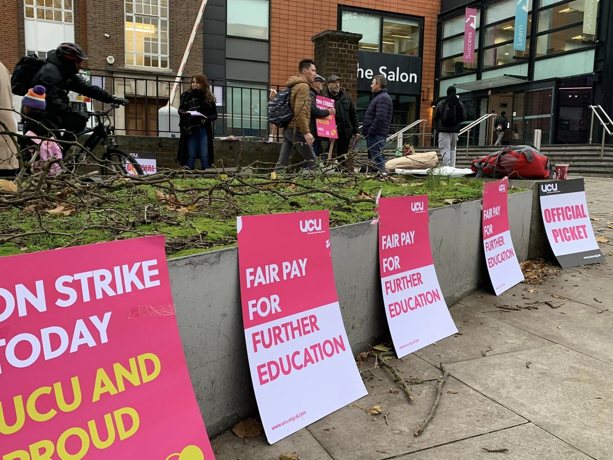 DaveBlacklist's tweet photo. Its a national #FEstrike for #FairPay. The vast majority of colleges have now settled, but our management have refused to offer the full amount recommended by the Association of Colleges. So the @UCU picket line at CONEL continues for a 3rd day ✊✊✊✊ https://t.co/81BOTqShib
