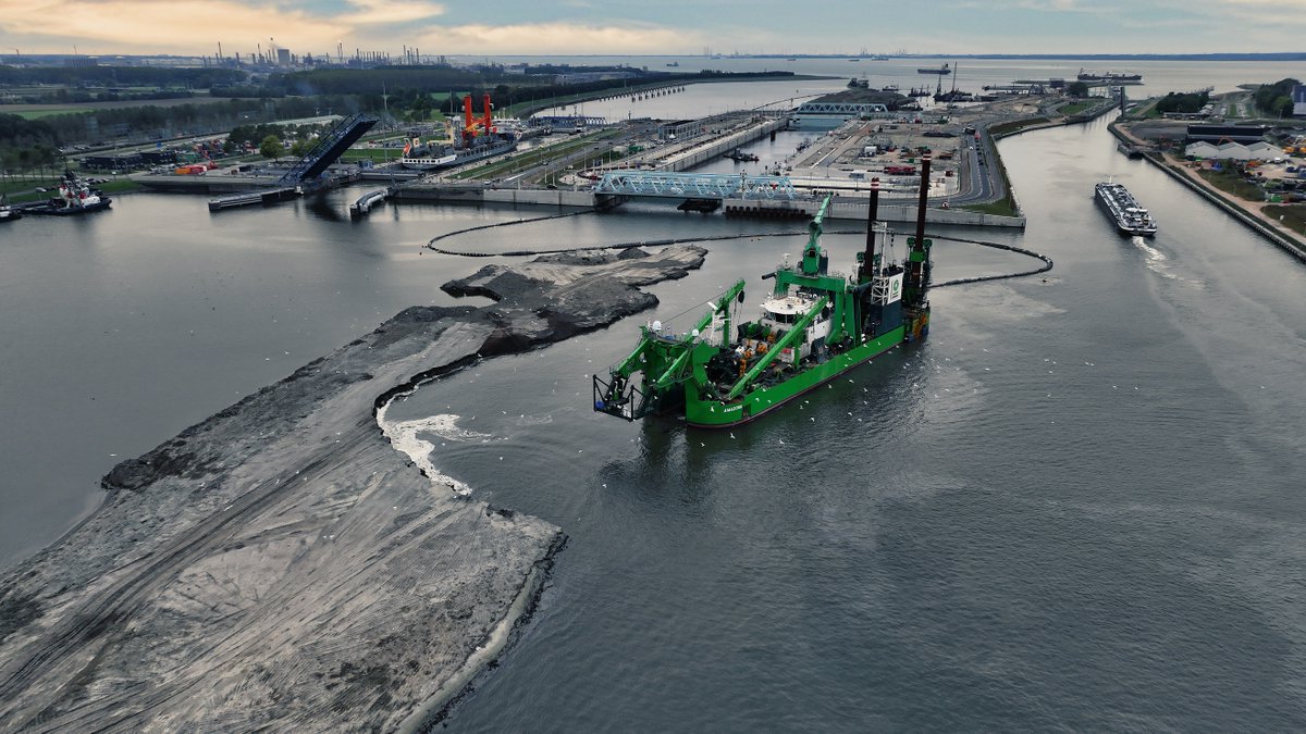 northseaport's tweet image. Sluizencomplex Terneuzen krijgt een nieuwe naam: #Noordzeesluizen, wat de verbinding van #Gent en #Terneuzen met de Noordzee benadrukt. De onthulling gebeurde door @markharbers en @LydiaPeeters.

🌐bit.ly/3ssZF0d

@hvmerrienboer @MathiasDeClercq @DaanSchalck