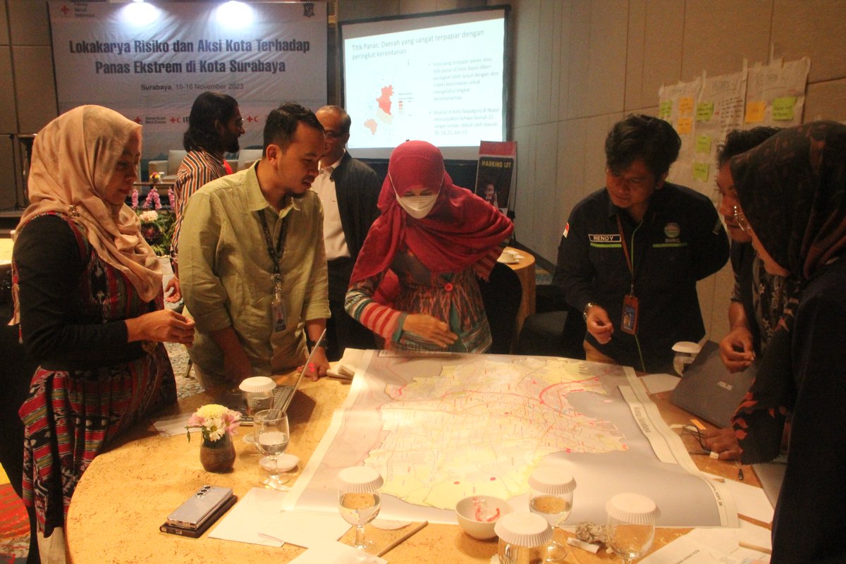 MuchHarris's tweet photo. Led by city secretary, @palangmerah together with #Surabaya city govt agreed to build a #citycoalition to respond to Extreme Heat impact through a 2-day workshop (15-16 Nov). This city coalition will collaborate to develop a City Heat Action 2024. #heatcity #ClimateAction #ifrc https://t.co/WzqUr0a9s6