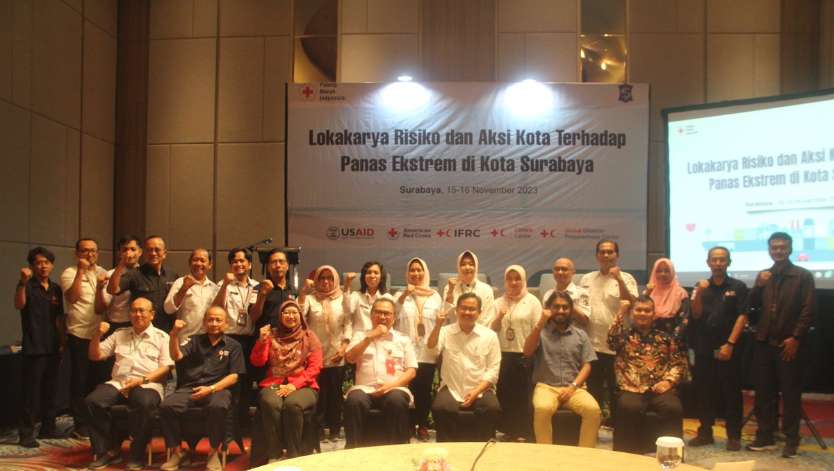MuchHarris's tweet photo. Led by city secretary, @palangmerah together with #Surabaya city govt agreed to build a #citycoalition to respond to Extreme Heat impact through a 2-day workshop (15-16 Nov). This city coalition will collaborate to develop a City Heat Action 2024. #heatcity #ClimateAction #ifrc https://t.co/WzqUr0a9s6
