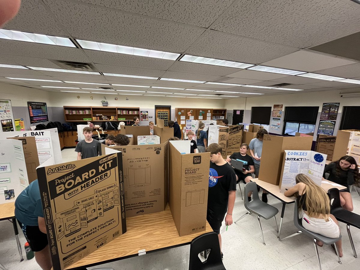 adams_rrms's tweet photo. Science Project Day #WeAreRoyal @RRMSRoyalKnight https://t.co/3CT2eJFmSa