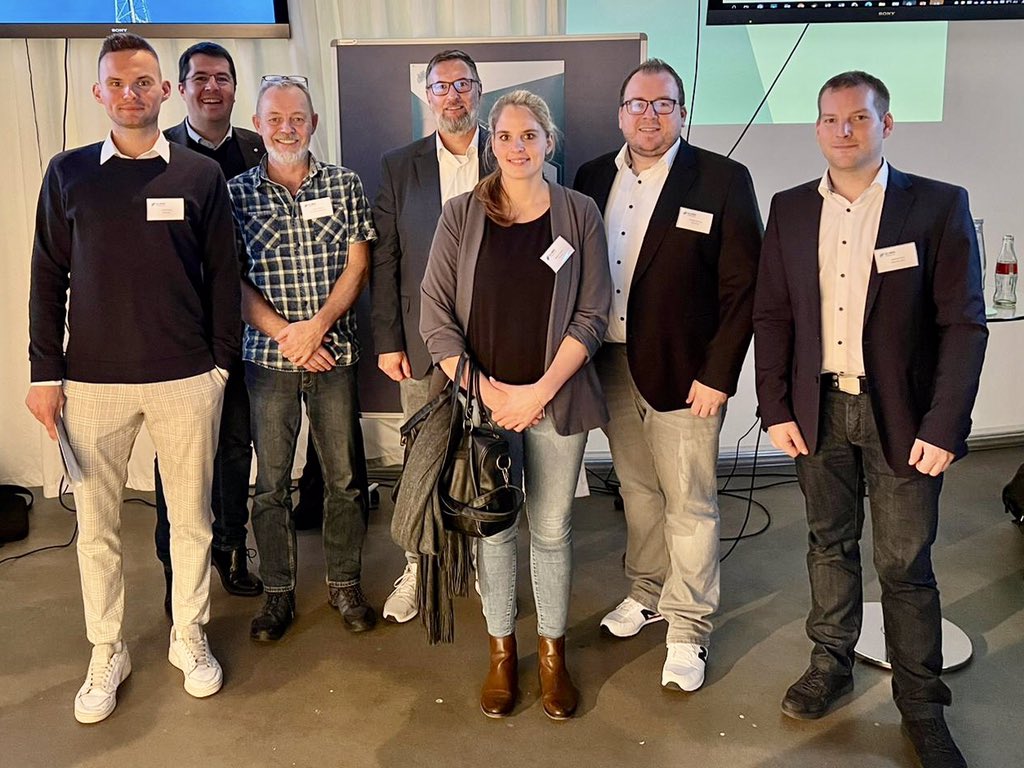 Auf der heutigen #5G.NRWeek Jahreskonferenz von <a href="/5G_NRW/">Competence Center 5G.NRW</a> <a href="/WirtschaftNRW/">Wirtschaft.NRW</a> waren unsere #Mobilfunk-Koordinatorin und -koordinatoren aus #Südwestfalen wieder vollzählig vertreten. An ihrem Stand präsentierten <a href="/PhiliBuss/">Philipp Bußmann</a> &amp; @pohlmth mit der <a href="/bnetza/">Bundesnetzagentur</a> die Ergebnisse der Mobilfunkmesswoche.