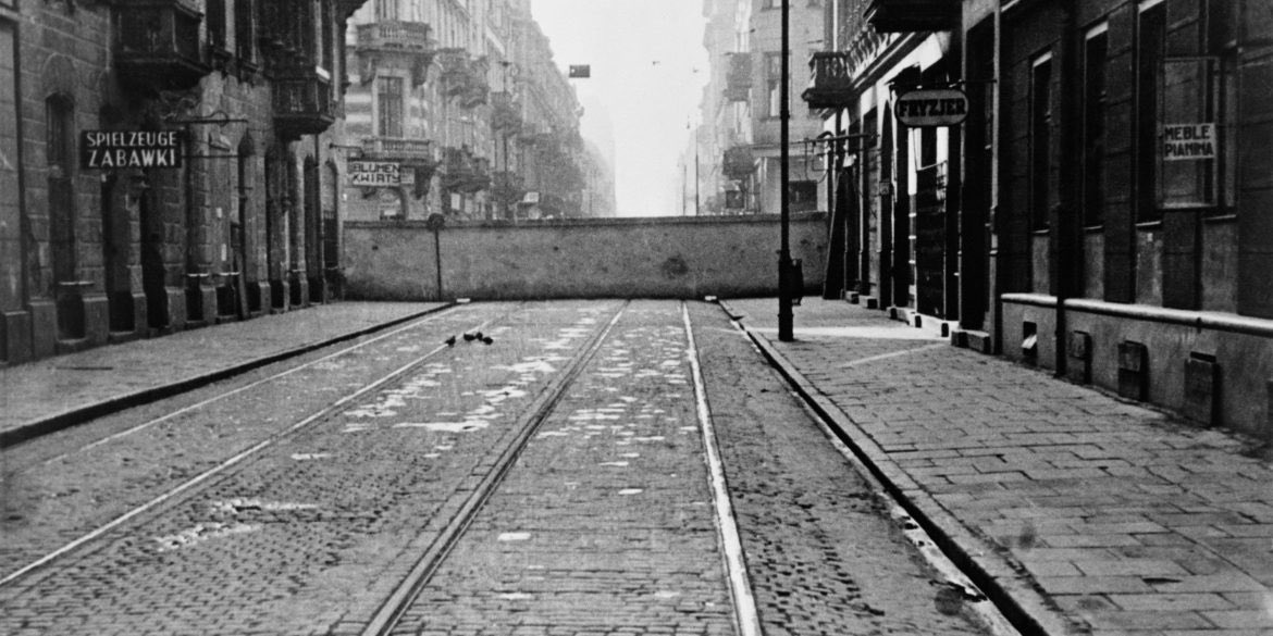 16 November 1940 | The Germans closed and isolated the Warsaw Ghetto from the rest of the city. It became the largest ghetto in occupied Europe. Over 450,000 Jews were crowded in the area of 307 hectares. sztetl.org.pl/en/towns/w/18-…