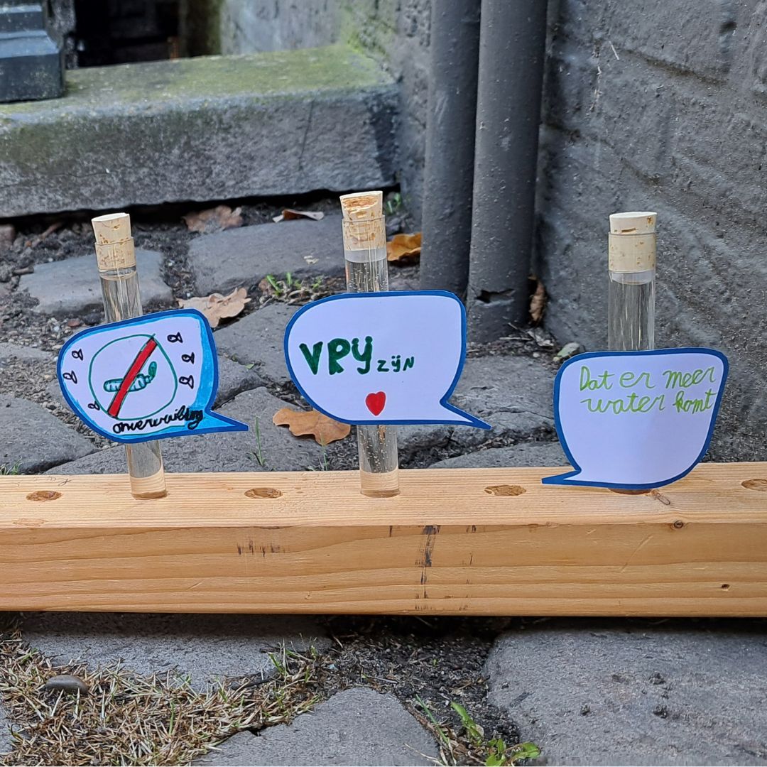 Het tweede college "Stem van het water", van Junior Museum Academie was een succes!
De kids haalden water uit de Jansbeek en beantwoorden vragen zoals 'Welke vraag wil water jou vragen?' En 'Wat wens je jouw water toe?' Daar kwamen prachtige antwoorden uit!
@CentreUnusual