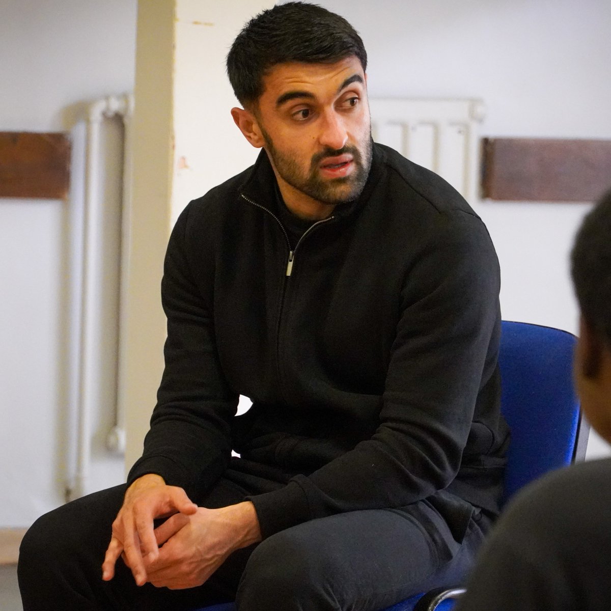 YorkCityFC's tweet photo. 🗣 Maziar Kouhyar this week visited a local youth club in partnership with ‘Refugee Action York’, a charity which offers support as well as provides a safe and welcoming space in the city for refugees, asylum seekers, and migrants.

#YCFC 🔴🔵 | @refactyork @mazkouhyar