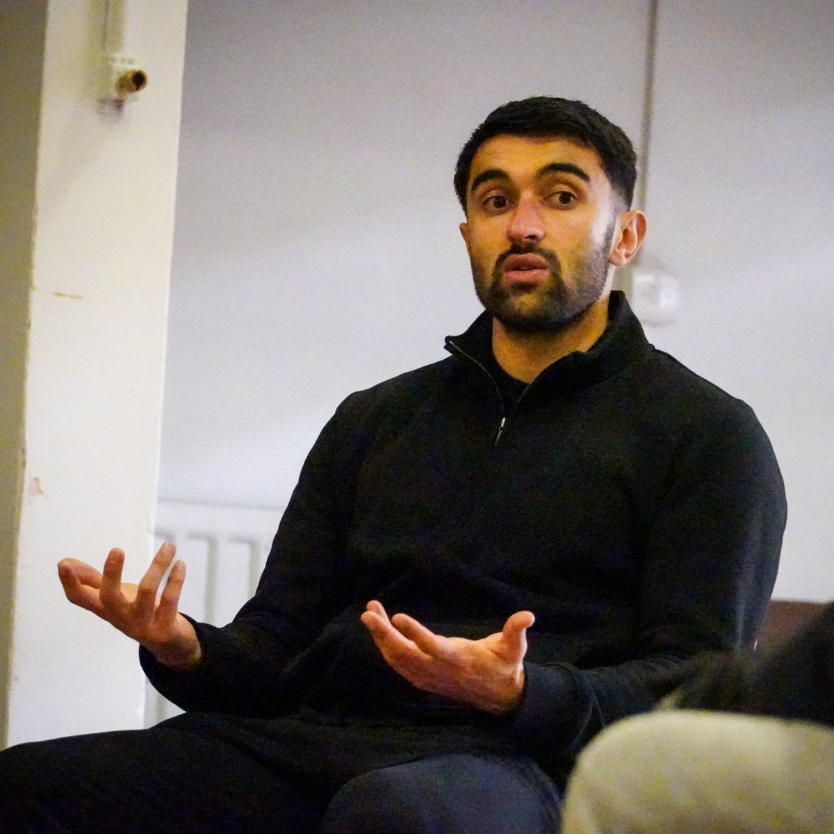 YorkCityFC's tweet photo. 🗣 Maziar Kouhyar this week visited a local youth club in partnership with ‘Refugee Action York’, a charity which offers support as well as provides a safe and welcoming space in the city for refugees, asylum seekers, and migrants.

#YCFC 🔴🔵 | @refactyork @mazkouhyar