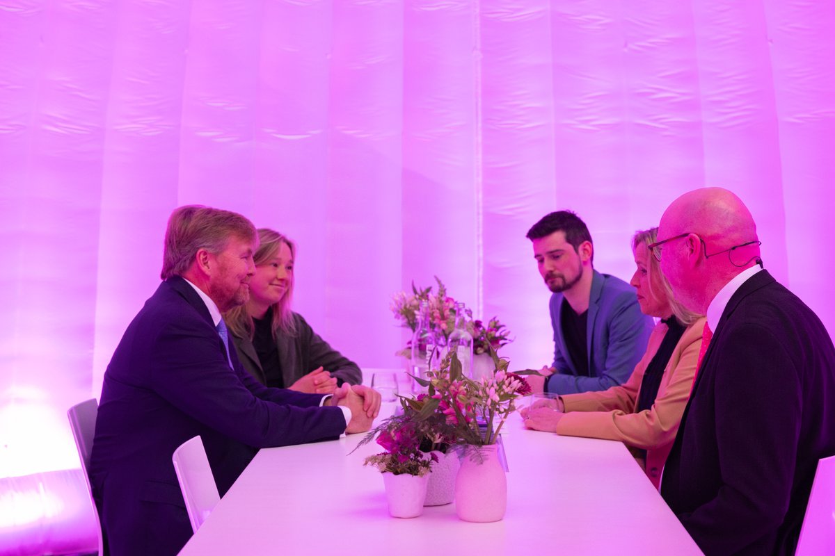 Bezoek van Koning Willem-Alexander op het #ECPJaarfestival. De Koning ging in gesprek over duurzame digitalisering, ethiek en de online leefwereld van jongeren. 

Als voormalig lid van ECP's Raad van Advies kon Zijne Majesteit niet ontbreken op ons 25-jarige jubileum.