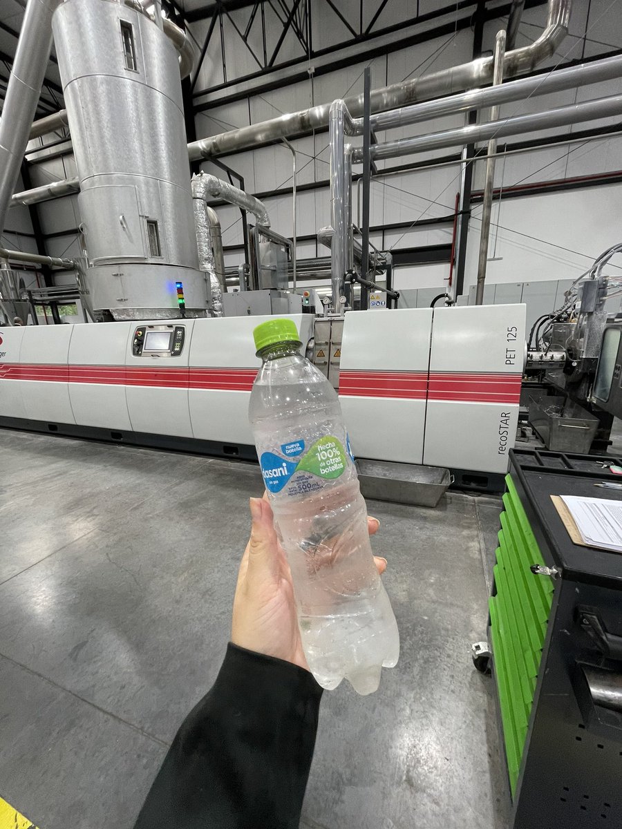 andresosac's tweet photo. Uno de los días más esperados del año finalmente llegó! Inauguramos CircularPET🌀 la primera planta de resina reciclada del país y la última que faltaba para cerrar el ciclo de reciclaje de botellitas 100% en Paraguay 🇵🇾 https://t.co/X8lY8bq9OW