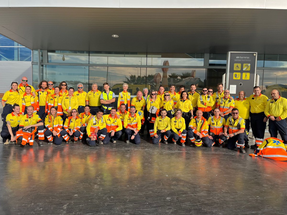 semgencat's tweet photo. 📷✈️ 2/2: Al simulacre a l'Aeroport de Reus, el #SEM ha mobilitzat 16 unitats, entre elles: 1 helicòpter medicalitzat, 7 unitats terrestres, 2 unitats Transport Sanitari No Urgent, 2 Unitats d’Intervenció i Suport #UIS, 2 de Logística, equips de psicòlegs i 2 Comandaments. https://t.co/KrEcjOns4q