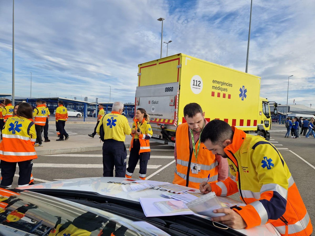 semgencat's tweet photo. 📷✈️ 2/2: Al simulacre a l'Aeroport de Reus, el #SEM ha mobilitzat 16 unitats, entre elles: 1 helicòpter medicalitzat, 7 unitats terrestres, 2 unitats Transport Sanitari No Urgent, 2 Unitats d’Intervenció i Suport #UIS, 2 de Logística, equips de psicòlegs i 2 Comandaments. https://t.co/KrEcjOns4q