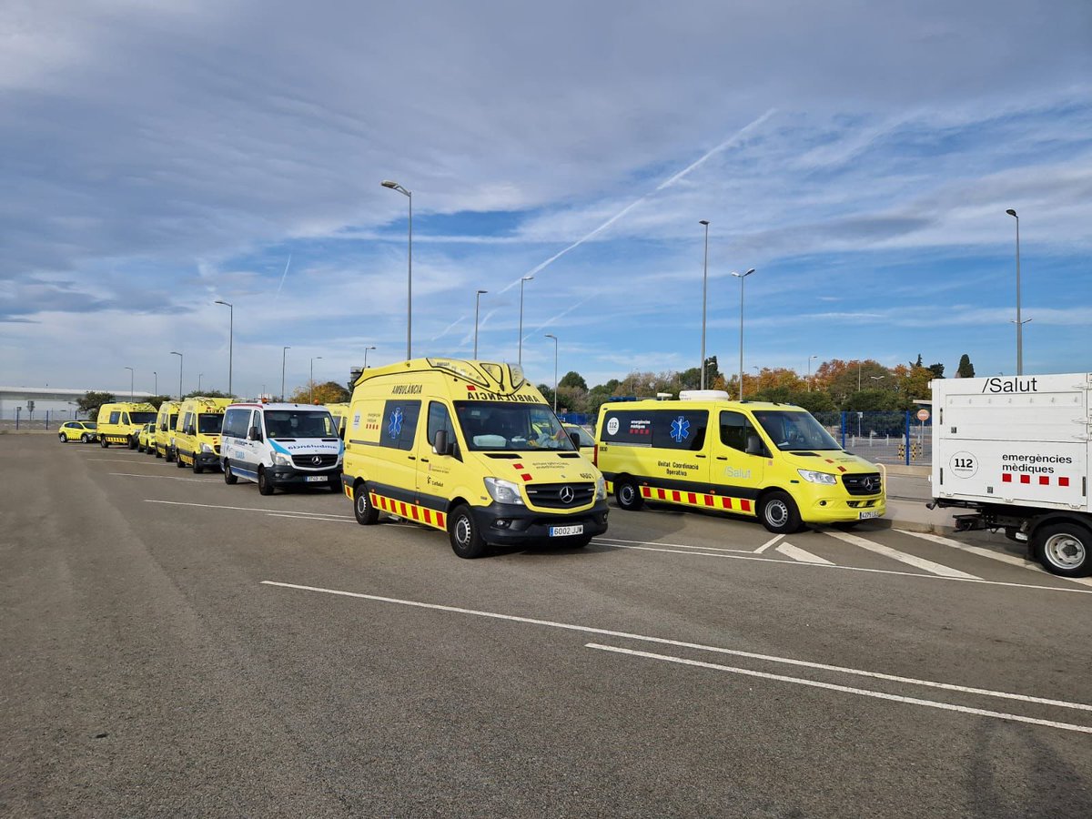 semgencat's tweet photo. 📷✈️ 2/2: Al simulacre a l'Aeroport de Reus, el #SEM ha mobilitzat 16 unitats, entre elles: 1 helicòpter medicalitzat, 7 unitats terrestres, 2 unitats Transport Sanitari No Urgent, 2 Unitats d’Intervenció i Suport #UIS, 2 de Logística, equips de psicòlegs i 2 Comandaments. https://t.co/KrEcjOns4q