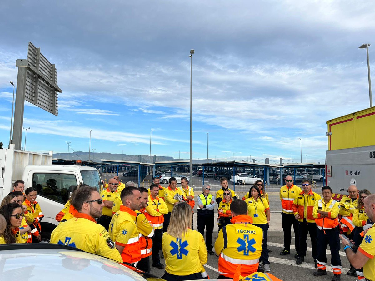 semgencat's tweet photo. 📷✈️ 2/2: Al simulacre a l'Aeroport de Reus, el #SEM ha mobilitzat 16 unitats, entre elles: 1 helicòpter medicalitzat, 7 unitats terrestres, 2 unitats Transport Sanitari No Urgent, 2 Unitats d’Intervenció i Suport #UIS, 2 de Logística, equips de psicòlegs i 2 Comandaments. https://t.co/KrEcjOns4q