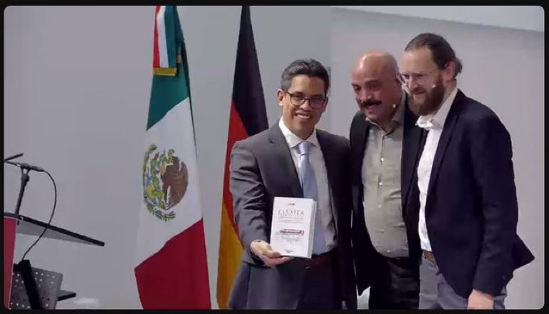 ¡Estamos muy orgullosos de presentar esta obra a nuestro embajador, <a href="/PacoQuiroga/">Francisco Quiroga</a>!
¡Gracias por todo su apoyo, <a href="/EmbaMexAle/">EmbaMex Alemania</a>!